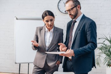 Resmi olarak avukatlar sigorta belgesine bakarken el kol hareketi yapıyorlar 