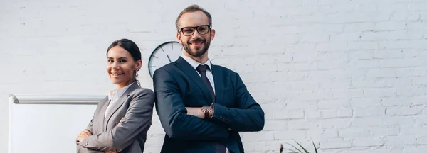 Concepto Horizontal Abogados Trajes Pie Con Los Brazos Cruzados Mirando — Foto de Stock