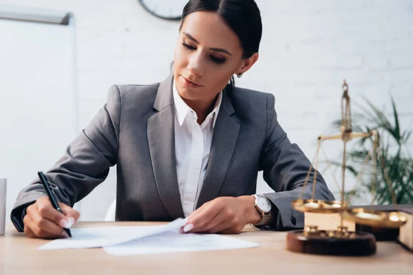 Selectieve Focus Van Brunette Advocaat Formele Slijtage Ondertekening Verzekeringsdocumenten Functie — Stockfoto