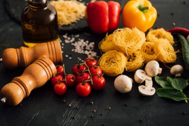 Siyah arka planda sebzeli çiğ İtalyan Capellini.