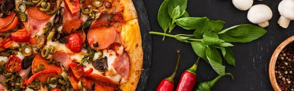 意大利美味披萨的顶部 背景为黑色的蔬菜和腊肠 全景镜头 — 图库照片