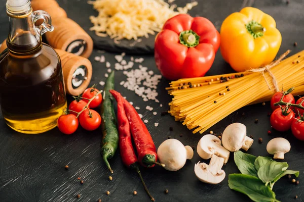 Вибіркове Фокусування Сирого Італійського Спагеті Овочами Чорному Тлі — стокове фото