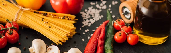 Bliska Widok Surowego Włoskiego Spaghetti Warzywami Czarnym Tle Zdjęcie Panoramiczne — Zdjęcie stockowe