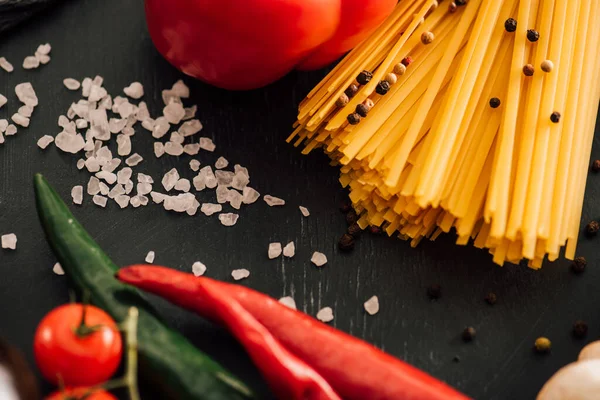 Selektiver Fokus Auf Rohe Italienische Spaghetti Mit Gemüse Und Salz — Stockfoto