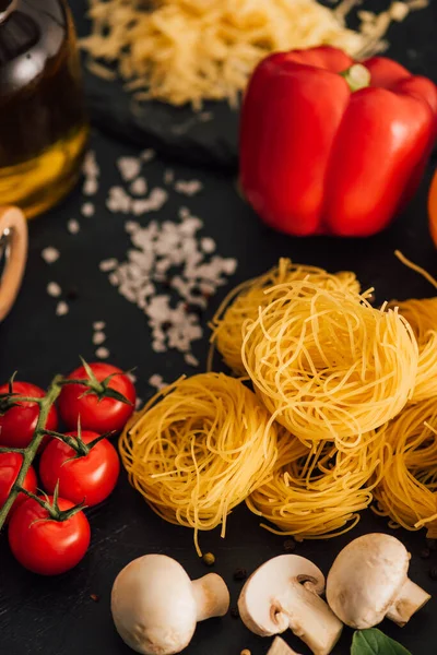 Вибіркове Фокусування Сирого Італійського Капелліні Овочами Сіллю Чорному Тлі — стокове фото
