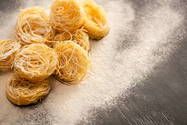 Capellini Italiano Crudo Con Harina Sobre Fondo Negro —  Fotos de Stock