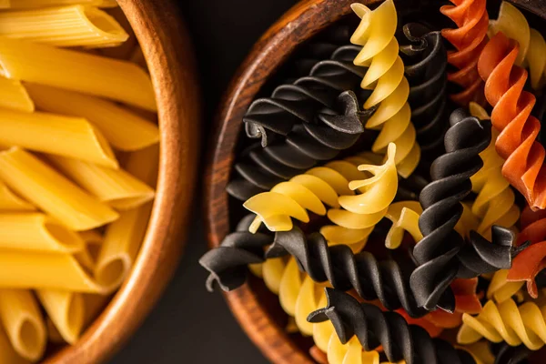 Nahaufnahme Bunter Roher Italienischer Pasta Hölzernen Schalen — Stockfoto