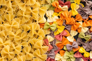 Çiğ renkli fusilli ve farfalle makarna üst görünümü