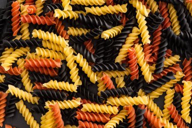 Çiğ renkli fusilli makarnanın üst görünümü