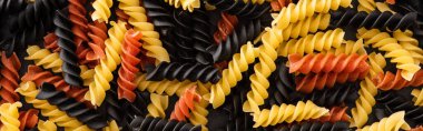 Çiğ renkli fusilli makarna, panoramik çekim üst görünümü