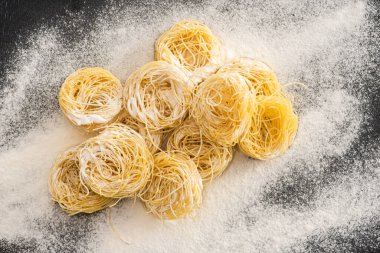 Un içinde çiğ Capellini makarnası.