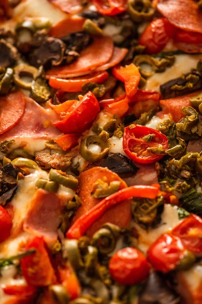 Närbild Läcker Italiensk Pizza Med Grönsaker Och Salami — Stockfoto