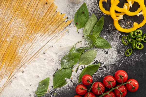 Vista Superior Espaguetis Crudos Con Verduras Especias Harina —  Fotos de Stock