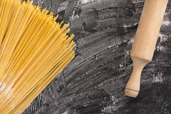 Top View Raw Spaghetti Rolling Pin Flour Black Background — Stock Photo, Image