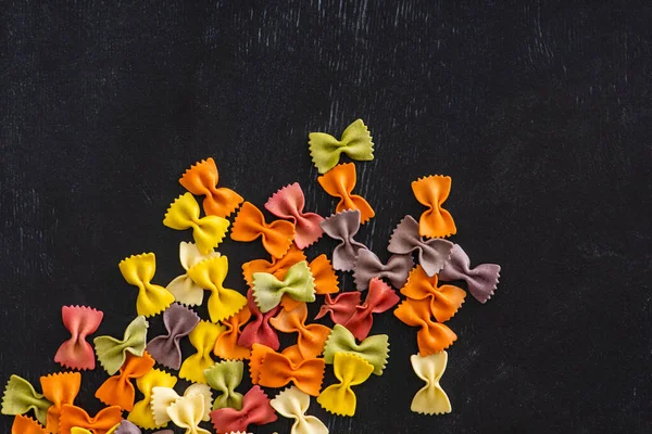 Vista Superior Pasta Farfalle Cruda Colorida Sobre Fondo Madera Negro —  Fotos de Stock