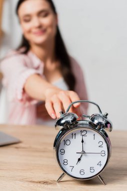 Esmer kadının seçici odak noktası retro çalar saate ulaşmak 
