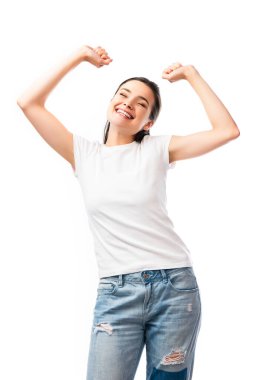 Gözleri kapalı genç bir kadın, elleri başının üstünde, beyaz tenli. 