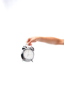 Beyaz üzerine izole edilmiş klasik çalar saat tutan kadının kısmi görüntüsü