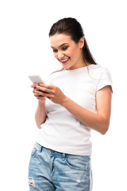 Beyaz tişörtlü esmer kadın, beyaz üzerine izole edilmiş akıllı telefon kullanıyor.