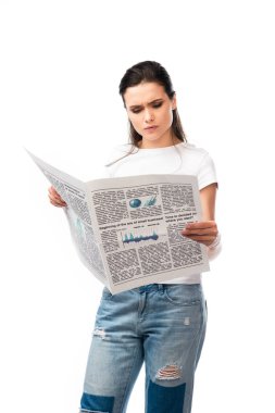Beyaz tişörtlü esmer kadın izole edilmiş bir şekilde gazete okuyor. 