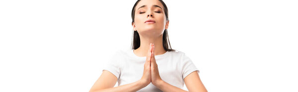 панорамный снимок женщины с закрытыми глазами и молящимися руками, изолированными на белом 