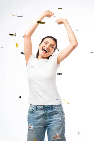 若いです興奮した女性で白いTシャツに手を頭の上に近くコンフェッティ — ストック写真