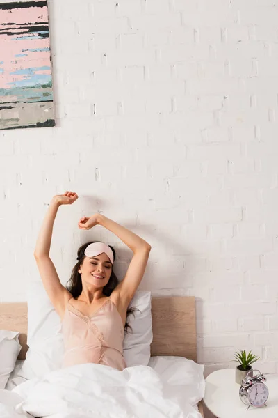 Mujer Joven Máscara Ojos Que Extiende Dormitorio — Foto de Stock