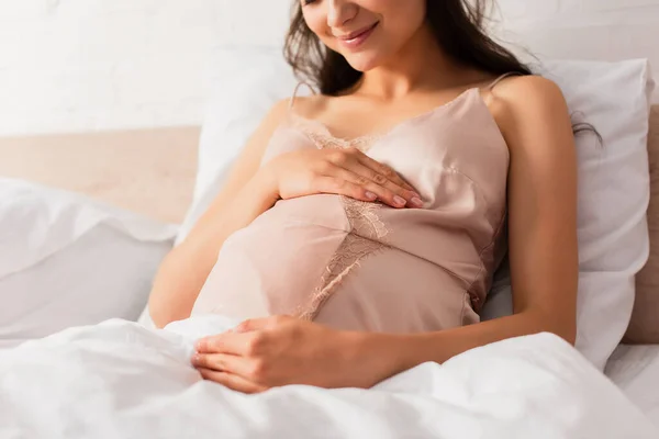 Vista Recortada Mujer Embarazada Camisón Seda Tocando Vientre Dormitorio —  Fotos de Stock