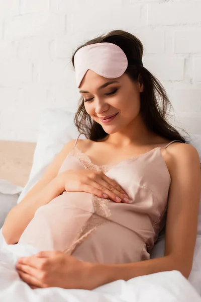 Mujer Embarazada Camisón Seda Máscara Ojos Tocando Vientre Dormitorio —  Fotos de Stock