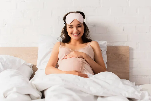 Grávida Jovem Mulher Seda Nightie Tocando Barriga Quarto — Fotografia de Stock