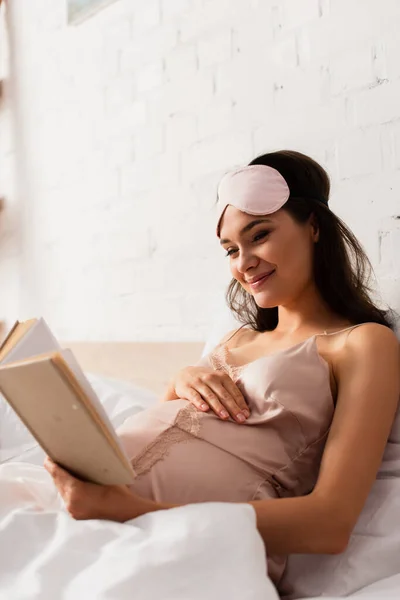 Schwangere Junge Frau Seidenem Nachthemd Und Augenmaske Liest Buch Und — Stockfoto