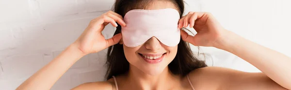 Horizontální Obraz Ženy Dotýkající Růžové Oční Masky — Stock fotografie