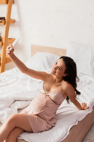 Mulher Jovem Grávida Sentada Cama Tomando Selfie — Fotografia de Stock