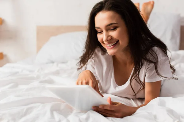 Yatağa Uzanmış Dijital Tablet Kullanan Genç Bir Kadının Seçici Odak — Stok fotoğraf