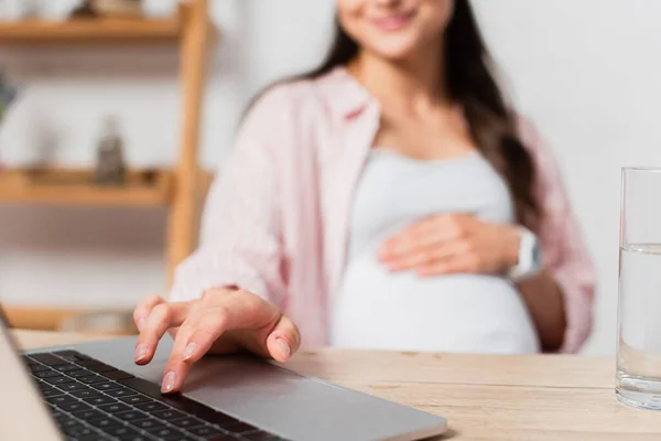 Vista Recortada Mujer Embarazada Usando Ordenador Portátil Mientras Trabaja Desde — Foto de Stock