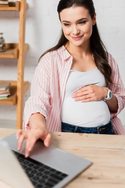 Selektiver Fokus Von Brünetten Und Schwangeren Mit Laptop Während Der — Stockfoto