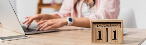 Panoramic Concept Wooden Cubes Date Freelancer Using Laptop — Stock Photo, Image