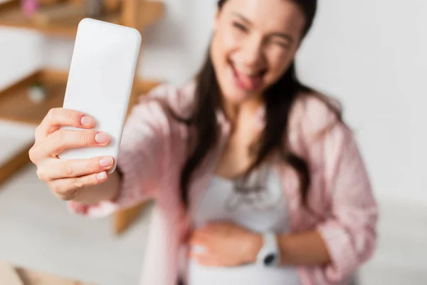 Enfoque Selectivo Mujer Embarazada Sobresale Lengua Mientras Toma Selfie — Foto de Stock