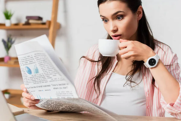 Selective Focus Pregnant Woman Reading Newspaper Holding Cup Tea — Stock Photo, Image