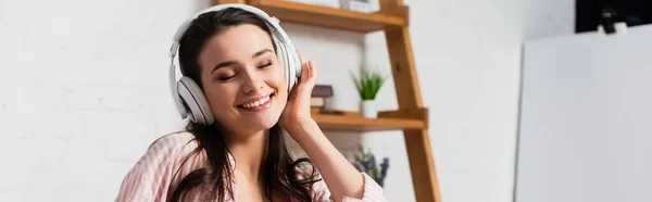 Horizontální Obraz Ženy Zavřenýma Očima Poslouchající Hudbu Bezdrátových Sluchátkách — Stock fotografie