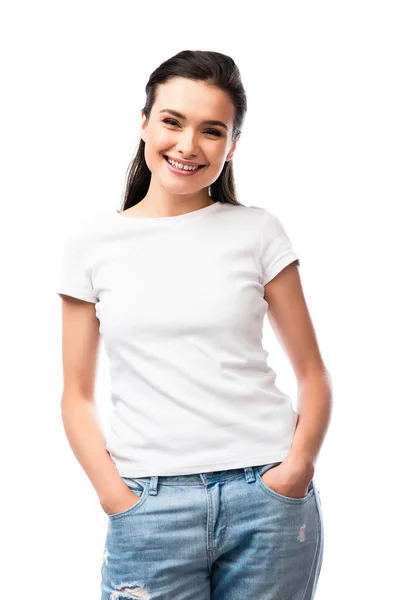 Jonge Vrouw Wit Shirt Staan Met Handen Zakken Geïsoleerd Wit — Stockfoto
