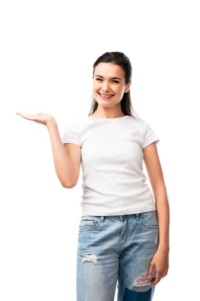 Jovem Mulher Shirt Branca Jeans Apontando Com Mão Isolada Branco — Fotografia de Stock