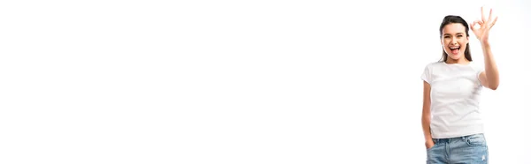 Панорамний Знімок Жінки Білій Футболці Джинсах Стоять Рукою Кишені Показують — стокове фото