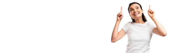 Панорамний Концепт Брюнетка Жінка Білій Футболці Вказуючи Пальцями Дивлячись Вгору — стокове фото