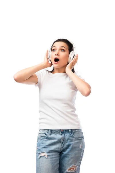 Jovem Chocado Shirt Branca Fones Ouvido Sem Fio Isolados Branco — Fotografia de Stock