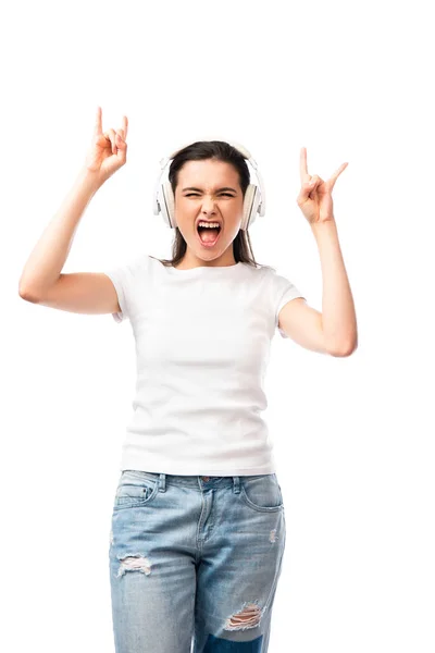 Młoda Kobieta Białej Koszulce Bezprzewodowych Słuchawek Pokazuje Znak Rocka Odizolowany — Zdjęcie stockowe