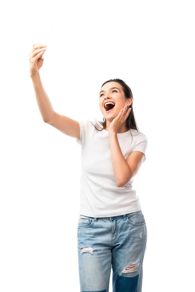 Podekscytowany Brunetka Kobieta Biały Shirt Biorąc Selfie Izolowane Biały — Zdjęcie stockowe
