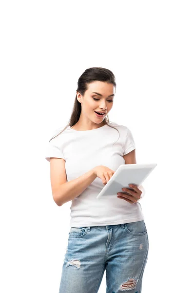 Mujer Morena Camiseta Blanca Usando Tableta Digital Aislada Blanco — Foto de Stock