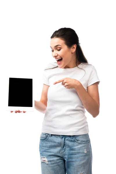 穿着白色T恤衫的黑发女人用手指指向数字平板电脑 白色屏风隔音 — 图库照片