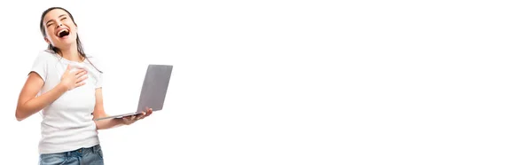 Панорамний Знімок Брюнетки Білій Футболці Сміється Тримає Ноутбук Ізольований Білому — стокове фото